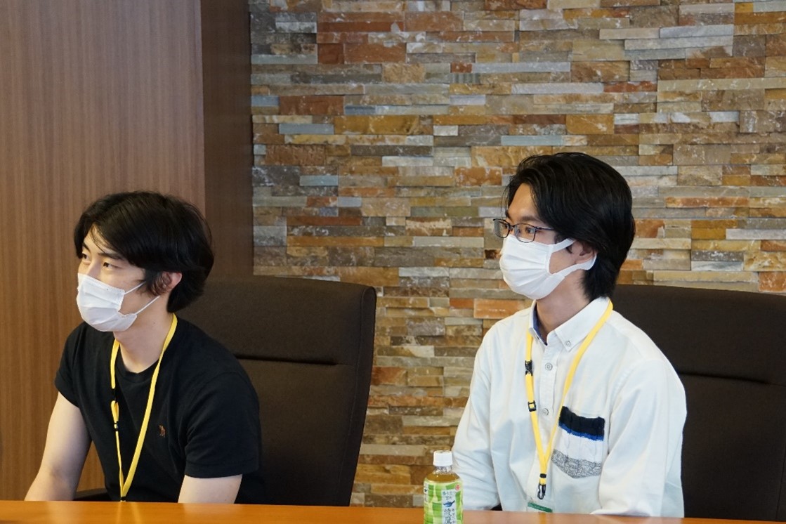 インタビュー中の　吉川さん(左)、藤原さん(右)