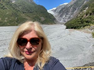 Susanne Fleissner vor dem Franz Jofes Gletscher in Neuseeland