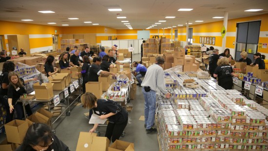 Cisco execs and employees sorting food for 2nd Harvest