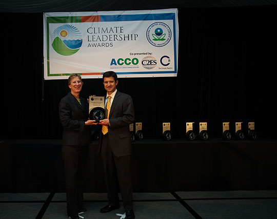Andy Smith (right) accepts the 2014 EPA Climate Leadership Award on behalf of Cisco