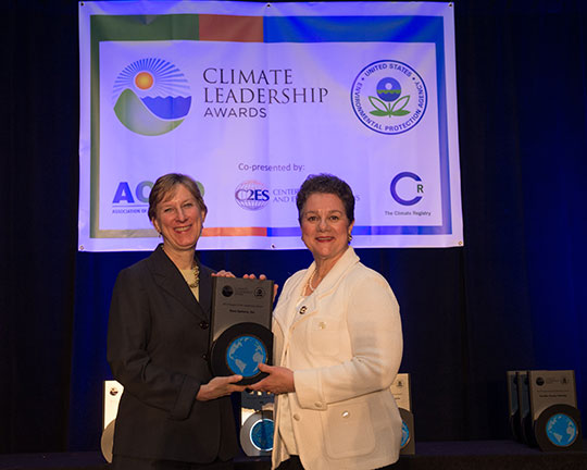 Edna Conway accepts the 2013 Supply Chain Leadership Award on behalf of Cisco 