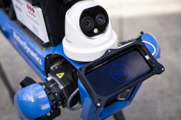 Video: 'Spot', un robot perro con tecnología 5G, vigilará campus