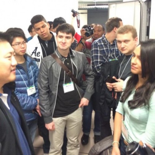Estudiantes de países tan diferentes como Colombia y Grecia escucharon con la misma atención a Nick Choy (izquierda) mientras explicaba la configuración del centro de datos.