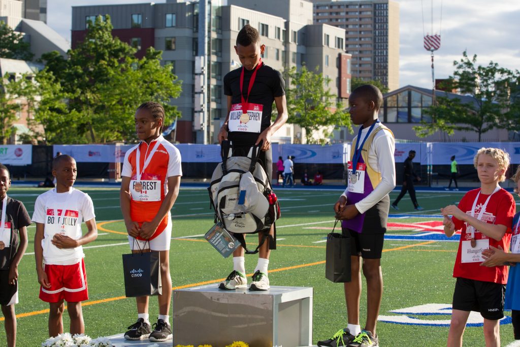 Nasi Willabus – Stephen remporte la compétition (Cisco Fastest Kid) du garçon le plus rapide aux Jeux internationaux d’athlétisme de Toronto. Mundo Sport Images/Geoff Robins
