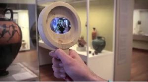 Un prototype de « loupe virtuelle » a été créé dans le cadre du projet meSch et il permet aux visiteurs d’interagir avec les objets historiques.